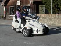 Entworfen als Schneemobil fr die Strae, ist der Can-am Spyder ein  Dreirad fr Erwachsene , gesehen in Andermatt (2.10.11)