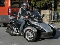 Entworfen als Schneemobil fr die Strae, ist der Can-am Spyder ein  Dreirad fr Erwachsene , gesehen in Andermatt (2.10.11)
