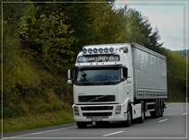 Volvo FH Sattelzug mit Planenauflieger aufgenommen am 10.10.2011.