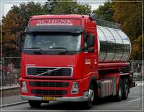 Niederlndischer Volvo FH 12 mit Tankaufbau fotografiert am 10.10.2011 im Norden von Luxemburg.