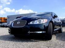 JAGUAR XF-S glnzt anlsslich der Bestattermesse  Devota  vor den Rieder Messehallen;110923