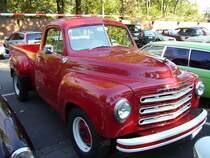 Studebaker 2R 11 Pickup. 1949 - 1953. Fr das Design des 2R war Robert Bourke, ein Schler Raymond Loewys, verantwortlich. Die Standardmotorisierung war ein 6-Zylinderreihenmotor mit 4.0l Hubraum  und 102 PS. Aufgrund der Form der Frontstostange mte dieser 2R ein 1953´er Modell sein. Besucherparkplatz Historicar am 15.10.2011.