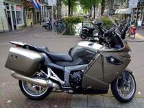 BMW K1300GT ist in der Innenstadt von Gouda abgestellt;110902