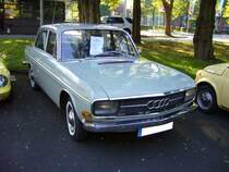 Audi 60. 1968 - 1972. Der Audi 60 war ursprnglich als das Sparmodell dieser, vom DKW F 102 abgeleiteten, Baureihe angedacht. Mit 216.988 verkauften Einheiten wurde er aber zum Kassenknller gegenber seinen greren Brdern 72, 75 und Super 90. Der seitlich geneigt verbaute 4-Zylinderreihenmotor mit 1.496 cm leistet 55 PS. Besucherparkplatz Historicar am 15.10.2011.