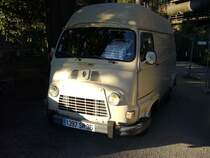 Renault Estafette R 2137. 1959 - 1980. Hier wurde ein Estafette der letzten Baureihe, produziert ab 1968 abgelichtet. Der 4-Zylinderreihenmotor leistet 45 PS aus 1.289 cm Hubraum. Die Typbezeichnung R 2137 weist auf eine Nutzlast von 1.000 kg hin. Historicar am 15.10.2011.