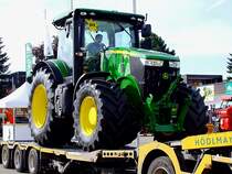 John-Deere 7200R wird im Anschlu an die Rieder Landwirtschaftsmesse wieder auf einen Tieflader verladen;110912