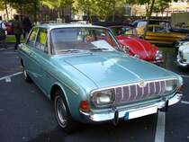 Ford Taunus P5. 1964 - 1967. Hier unterscheidet man die Modelle 17M und 20M. Das M steht wie immer bei Ford fr Meisterstck. Die 17M Modelle waren mit einem V4-motor mit wahlweise 1.5l und 1.7l Hubraum motorisiert. Die 20M Modelle hatten hingegen einen V6-motor mit 1.998 cm Hubraum, der 85PS und als 20M TS gar 90 PS leistete. Hier wurde eine 2-trige 20M TS Limousine abgelichtet. Besucherparkplatz der Historicar am 15.10.2011.