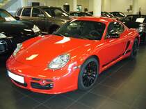 Porsche Cayman S. Der Cayman ist das Coupemodell des Boxster und wird seit 2005 fast unverndert gebaut. Die Produktion erfolgt grtenteils bei Valmet in Finnland. Hier wurde ein Cayman S im Farbton indischrot abgelichtet. Porsche Zentrum Essen am 16.10.2011.