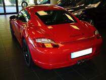 Heckansicht eines Porsche Cayman S in indischrot. Porsche Zentrum Essen am 16.10.2011.