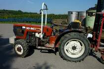 Fiat 50-86, allradgetriebener Schmalspurtraktor mit 50PS aus den 1990er Jahren, hier bei der Weinlese am Tuniberg, Sept.2011