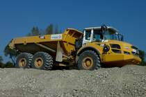 Volvo A30F, knickgelenkter Muldenkipper mit 355PS und 28t Zuladung, Volvo ist der weltgrte Hersteller solcher Fahrzeuge, Sept.2011