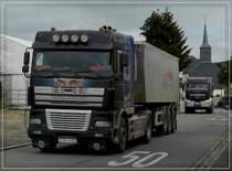 DAF XF Sattelzug mit Aspahltbelag zu einer Straenbaustelle unterwegs am 13.10.2011.