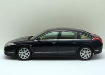 Citroen C6, das Flaggschiff des Konzerns. NOREV-Modell im Mastab 1:18, das keine Wnsche offen lsst: bewegliche Teile ohne Ende, sogar die Ablagen in den Tren lassen sich mit Federzug herunter ziehen! Fotografiert im Oktober 2011.