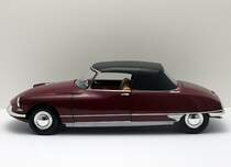 Modell eines Citroen DS Cabrio im Mastab 1:18, hergestellt in China fr den franzsischen Modellbauer NOREV. Tolles Finish, ein abnehmbares Dach - und das alles fr einen einigermaen akzeptablen Preis. Fotografiert im Oktober 2011