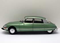 Eine  Gttin  von Citroen im Mastab 1:18. Das bislang beste Modell dieses legendren Fahrzeugs, prsentiert von NOREV. Ich kenne keine bessere Miniatur dieses Typs - und auch keine preiswertere. Fotografiert im Oktober 2011.