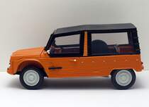 Auch von NOREV: der Citroen Mehari im Mastab 1:18. Entsprechend dem Original ist das Modell ganz aus Kunststoff gefertigt. Leider lassen sich die Tren nicht ffnen, aber sonst: eine schne Miniatur. Fotografiert im Oktober 2011.