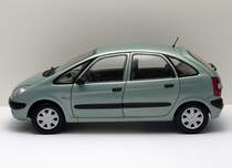 Citroen Picasso im Mastab 1:18. Produziert und vertrieben in China, fr dort ansssige Citroen-Hndler. Hochdetailliertes Modell mit beweglichen Tren, Sicherheitsgurten, Teppichboden etc. Fotografiert im Oktober 2011.