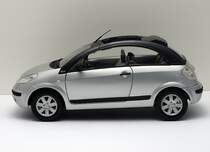 Der pfiffige Citroen Pluriel als Modell im Mastab 1:18 von NOREV. Diverse Anbauteile erlauben Versionen von total geschlossen bis total offen. Fotografiert im Oktober 2011. 