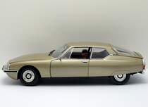 Und noch ein Citroen-Klassiker im Mastab 1:18: der SM von NOREV. Die Qualitt dieser Miniatur ist hnlich hoch wie die des DS: jede Menge bewegliche Teile, Teppichboden, ein detaillierter Motor etc. Fotografiert im Oktober 2011.