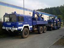 Das ist ein Fahrzeug der Fachgruppe Rumen (A) des THW aus Olpe,
mit dem Radlader und seinen Anbaugerten.
Das Zugfahrzeug ist ein KAT 1  7tomilgl
Der Radlader ist ein Zettelmeyer 1801
Tieflader ist von Achleitner sterreich