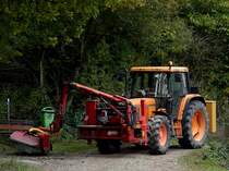 John Deere 6400 mit Frontmher beim Abmhen von den Seitenstreifen der Feld- und Wanderwege bei Erpeldange/Ettelbrck am 17.10.2011.