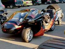 Am 16.10.2011 habe ich dieses aussergewhnliche Motorrad der Marke  ZEUS Ultimo  mit Beiwagen und Anhnger auf einem Parkplatz im Bild festgehalten.