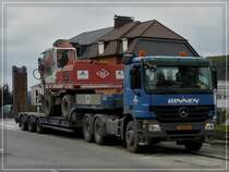 Dieser M-B Actros steht mit einem Radlader beladenen Tieflader bei einer Baustelle in Wiltz. 13.10.2011