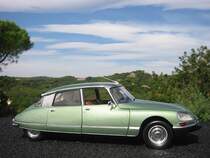 Citroen DS von NOREV. Fotografiert auf dem Dach meines Autos - als Unterlage diente eine Fumatte. Die Kulisse lieferte die Cote d´Azur. September 2005