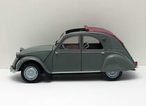 Citroen 2CV der frhen Baujahre. Modell im Mastab 1:18 von NOREV. Die jngste Produktion des Modellbauers aus Frankreich zeigt ein hnliches Modell wie das von MAISTO. Aber dazwischen liegen Lichtjahre! Fotografiert im Oktober 2011 