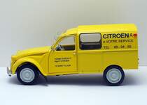 Citroen 2CV Fourgonette, Baureihe AZU. Modell im Mastab 1:18 von SOLIDO. Fotografiert im Oktober 2011