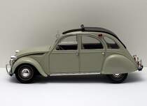 Citroen 2CV von SOLIDO. Bis vor einiger Zeit das beste Modell dieser Baureihe im groen Mastab (ca. 1:17). Fotografiert im Oktober 2011