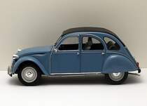 Citroen 2CV der letzten Baureihe. Wunderschnes Modell von MINICHAMPS im Mastab 1:18. Die beste groe Miniatur der  Ente , die ich kenne! Fotografiert im Oktober 2011