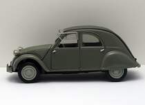 Citroen 2CV von MAISTO, Mastab 1:18. Jahrelang das einzige  groe  Modell dieser Baureihe. Made in Thailand - und das gar nicht schlecht. Fotografiert im Oktober 2011