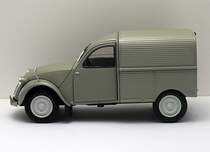 Citroen 2CV Fourgonette, Baureihe AU. Modell von NOREV im Mastab 1:18. Fotografiert im Oktober 2011