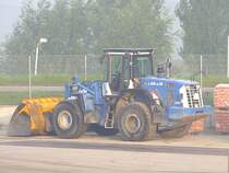 KOMATSU,WA380; wartet mit seinen 193PS im Morgengrauen im Hafengebiet von Gouda auf Arbeit;110903