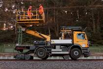 Ateco 1828 Zweiwegefahrzeuge mit 3 Schienenachsen und Hubbhnenaufbau montiert am 21.10.2011 hinter dem Aachener Buschtunnel die Oberleitung der Strecke nach Belgien.