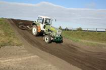 ZT 303 ein Traktor aus der DDR in Jessen auf der Motocrossbahn bei seiner Arbeit.Okt.2011