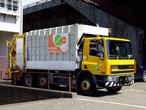 DAF 75CF-250 mit Mllwagenaufbau befindet sich unterhalb der John-Frostbrug in Arnhem;110905