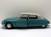 Ein Citroen ID 19 im Mastab 1:16. Gebaut aus einem komplett schwarz eingefrbten Bausatz der Firma HELER - und entsprechend per Hand lackiert. Fotografiert im Oktober 2011.