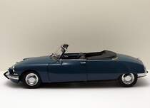 Sehr schnes Modell des Citroen DS 19 Cabrio von SUN STAR im Mastab 1:18. Diese hochdetaillierte Miniatur hat nur einen Fehler: der Vorderwagen sackt irgendwie durch - das sieht nicht besonders schn aus! Fotografiert im Oktober 2011.