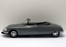 Exzellentes Modell des Citroen DS 21 Cabrio von SUN STAR im Mastab 1:18. Mitgeliefert wird auch auch ein Dachaufbau fr die geschlossene Version. Fotografiert im Oktober 2011.