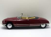 Ein Citroen DS 19 Cabrio im Mastab 1:16. Aus einem Bausatz der franzsischen Firma HELLER - und von Hand lackiert. Fotografiert im Oktober 2011.