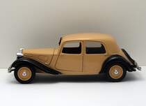 Citroen 11 BL im Mastab 1:20 von ELIGOR. Solide Miniatur ohne groe Finessen. Erworben in Frankreich den 90ern. Fotografiert im Oktober 2011. 