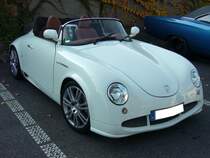 P.G.O Cevennes. Dieser mit Stilelementen des Porsche 356 versehene Roadster, wird seit dem Jahr 2008 bei P.G.O in Cevennes/Frankreich produziert. Besucherparkplatz der Classic Remise am 01.11.2011.