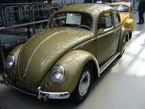 VW Typ 11 Export Modell. 1954 - 1957. Dieser Ovali Kfer ist in der seltenen Farbe Diamantgrnmetallic (L412) lackiert und entstammt dem Produktionsjahr 1956. Der 4-Zylinderboxermotor mit 1.192 cm leistet 30 PS. Classic Remise am 01.11.2011.