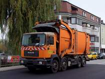 MAN FE310A mit Aufbau zur Papiercontainerentleerung; 111031