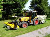 FENDT 206V verrichtet im Rieder Stadtpark die Mharbeiten;110912