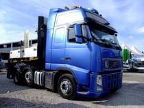 VOLVO 460 FH wartet auf seine Beladung, um die Liftachse absenken zu knnen;110912