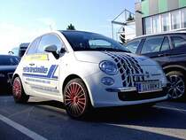 FIAT-500 lsst die herbstlichen Abendsonnenstrahlen auf sich wirken;110917