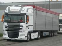 DAF XF 105.460 SSC Limited Edition mit Schubbodenauflieger abgestellt im Nrnberger Hafengebiet, 01.11.2011